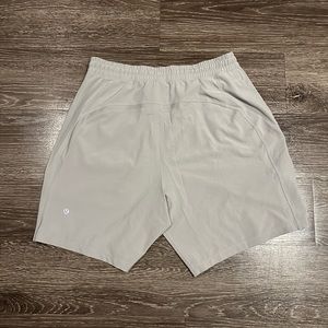 Men’s Medium Seal Grey Lululemon Pace Breaker Unlined Short 7”